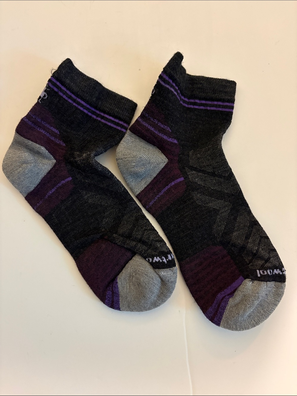 Smartwool Woman’s Hike Ankle Socks with Targeted Cushion. Charcoal size medium. - Picture 2 of 5